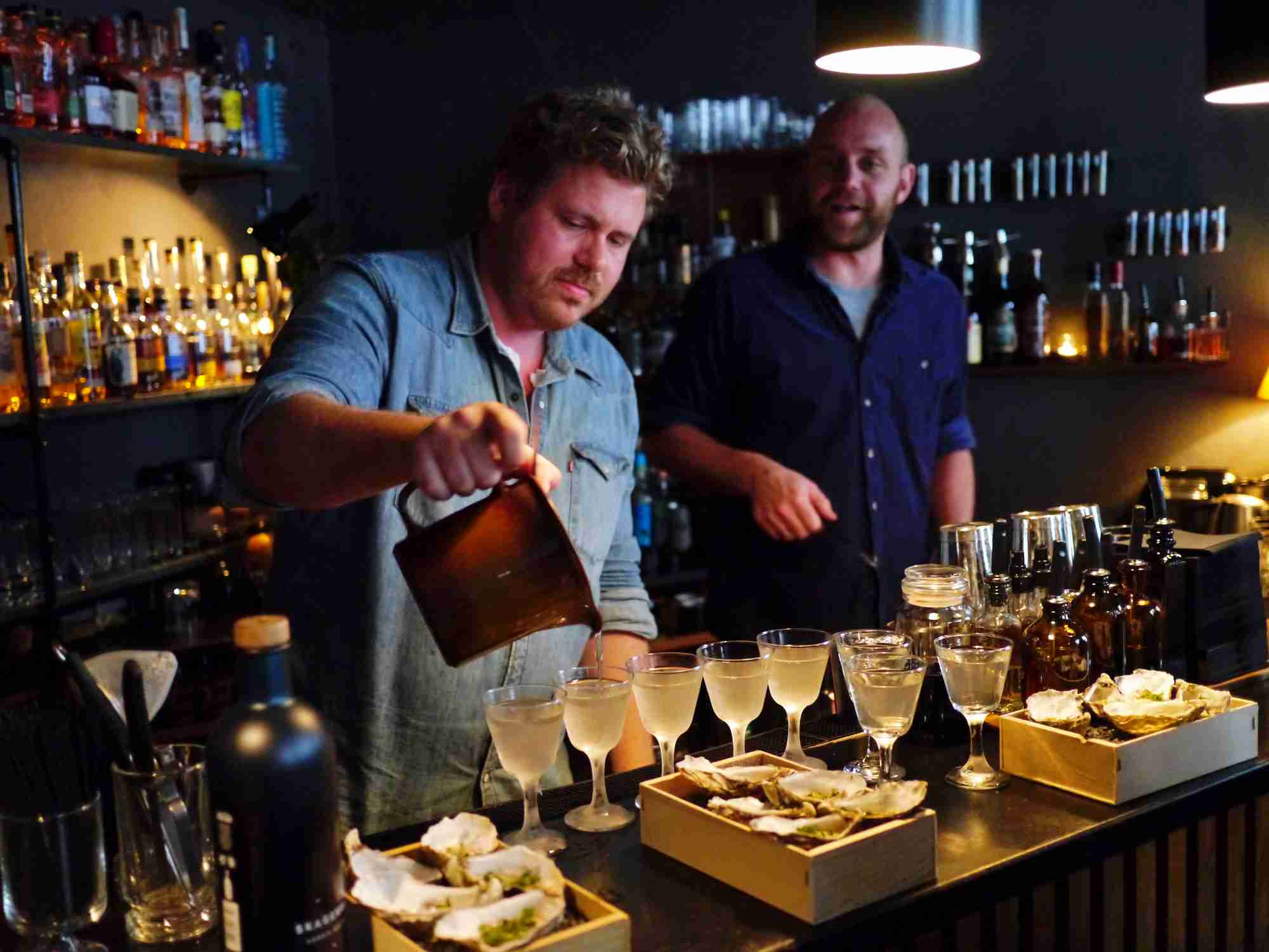 Skagerrak Gin er udviklet i samarbejde med nogle af Nordens bedste bartendere. Fra Danmark er det Kasper Riewe og Rasmus Poulsgaard fra cocktailbaren Duck and Cover i København, der har givet deres faglige vurdering.